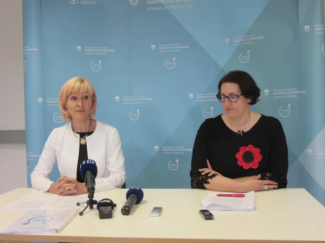 Ministrica za pravosodje Lilijana Kozlovič in direktorica Uprave za probacijo Danijela Mrhar Prelić v prostorih celjske enote za probacijo. FOTO: Špela Kuralt/Delo