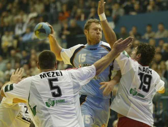 Aleš Pajovič se je z Madžari meril že na domačem EP leta 2004, ko je za vzhodne sosede igral tudi Laszlo Nagy, ki se je samo za dve tekmi s Slovenijo vrnil iz reprezentančnega pokoja. Foto Blaž Samec