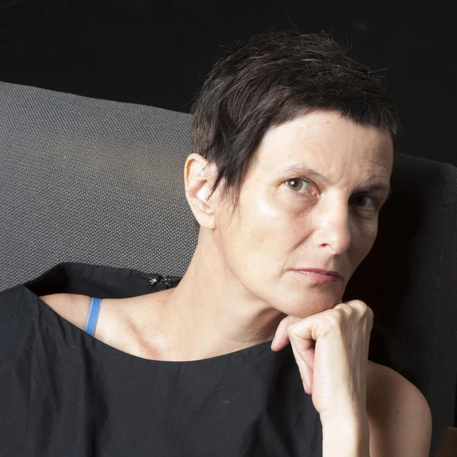 Tanja Lažetić v projektu<em> </em><em>5 rož 8 fotografij</em><em> </em>preizprašuje minevanje, lepoto in družbena pričakovanja. Foto dejan Habicht