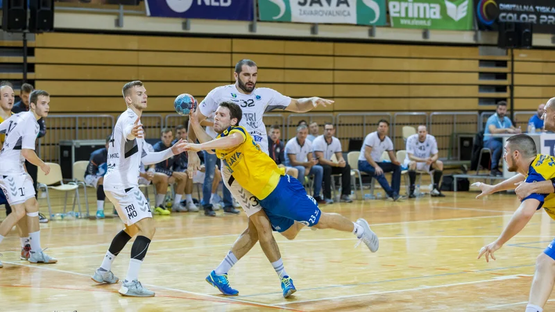 Fotografija: Vladimir Bojanić (številka 32) je pravi hrust v obrambi Trima. FOTO: Matia Ščukovt/RD Koper