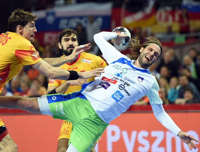 Dean Bombač je odigral zelo slabo tekmo, a je na koncu rešil zmago Slovenije. FOTO: AFP