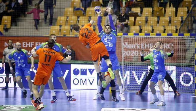 Takole se je proti Nizozemcem boril Borut Mačkovšek. FOTO: Roman Šipić/Delo