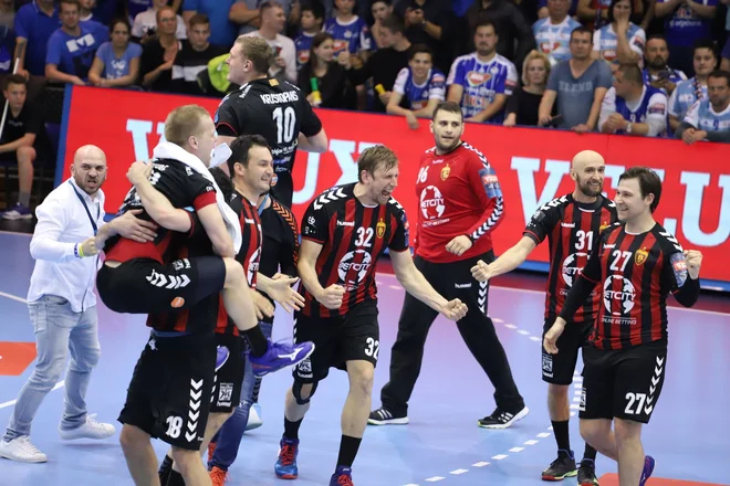 Staš Skube je po uspehu na Madžarskem skočil v objem Igorju Karačiću. FOTO: Vardar