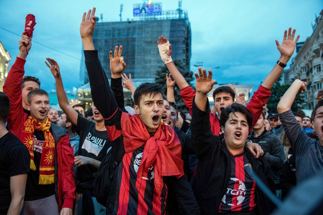 Navijači Vardarja v Skopju pričakujejo svoje junake. FOTO: AFP