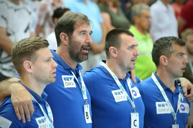 Veselin Vujović (drugi z leve) po Tisljevem mnenju na napačen način nagovarja slovenske reprezentante. FOTO: Jure Eržen