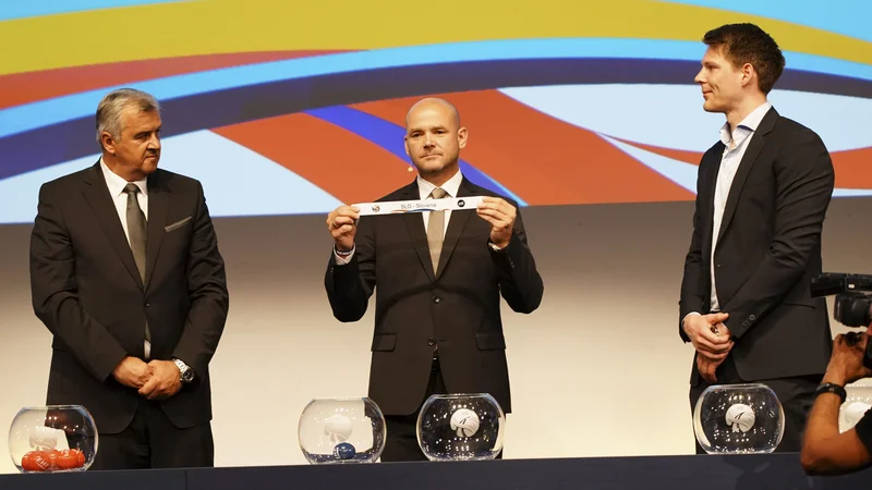 Fotografija: Predsednik tekmovalne komisije Božidar Đurković in norveški vratar Torbjörn Bergerud sta določila usodo Slovenije. FOTO: EHF/Eva Manhart Diener