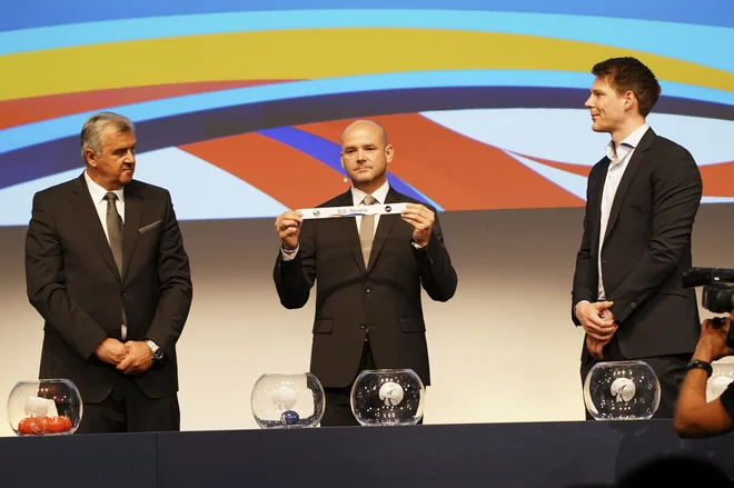 Predsednik tekmovalne komisije Božidar Đurković in norveški vratar Torbjörn Bergerud sta določila usodo Slovenije. FOTO: EHF/Eva Manhart Diener