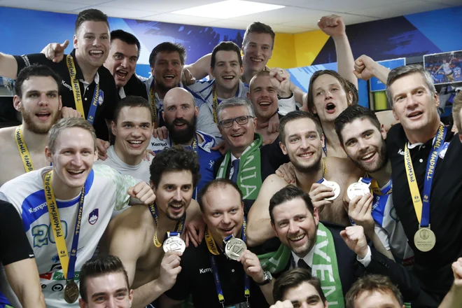 Franjo Bobinac se je leta 2017 takole z reprezentanti veselil bronaste kolajne na SP v Franciji. FOTO: Uroš Hočevar