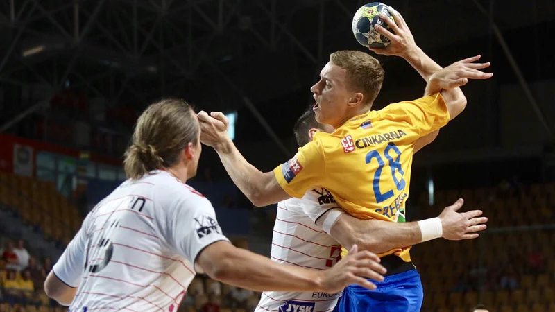 Fotografija: Jan Grebenc se ni znašel proti čvrsti Veszpremovi obrambi. FOTO: Voranc Vogel