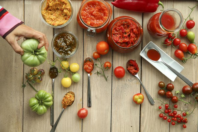 Med obveznimi sestavinami mediteranske kuhinje je tudi paradižnik, svež ali v omakah, ki jih narodi pripravljajo vsak na svoj izvirni način. FOTO: Jože Suhadolnik/Delo