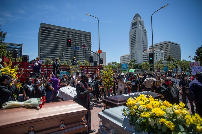 Simbolična pogrebna slovesnost v Los Angelesu.FOTO: Apu Gomes/AFP