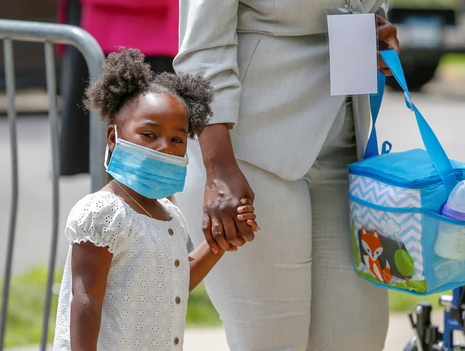 Prihod hčerke Georgea Floyda Gianne in njene mame Roxie Washington na pogrebno slovesnost. FOTO: Eric Miller/Reuters