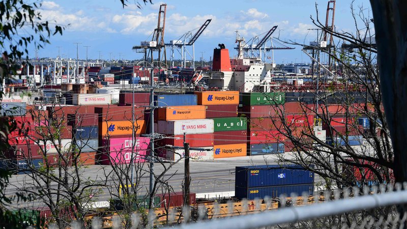 Fotografija: Nemška zbornica industrije in trgovine pričakuje, da bo izvoz letos za 15 odstotkov manjši kot lani. FOTO: AFP