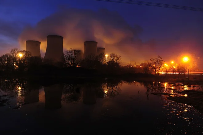 Britanska premogovna termoelektrarna Drax postopoma prehaja na lesne pelete, preostale tri bodo zaprli čez pet let. FOTO: Nigel Roddis/Reuters