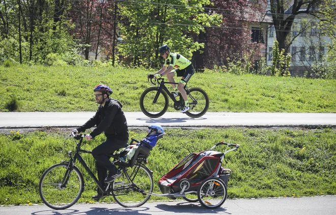 Veliko več kolesarskih poti bi bilo lahko speljanih stran od cest. FOTO: Jože Suhadolnik/Delo