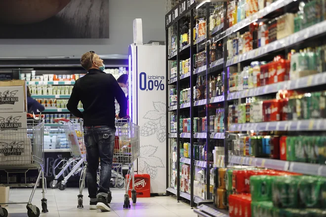 Med glavnimi argumenti proti zaprtju se navajata že tako zelo omejitvena zakonodaja in velik poseg politike v poslovanje trgovin. FOTO: Leon Vidic/Delo