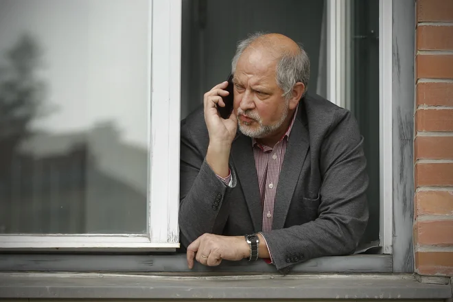 Andrej Šter je kot vodja konzularnega oddelka igral pomembno vlogo pri obsežni akciji vračanja slovenskih državljanov v domovino po izbruhu epidemije koronavirusne bolezni 19. FOTO: Jure Eržen/Delo