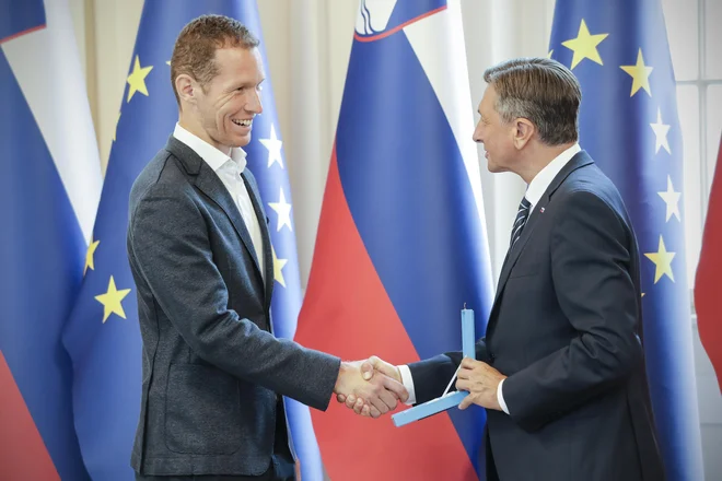 Predsednik republike Slovenije Borut Pahor je kapetanu odbojkarske reprezentance Tinetu Urnautu izročil državno odlikovanje. FOTO: Uroš Hočevar/Delo