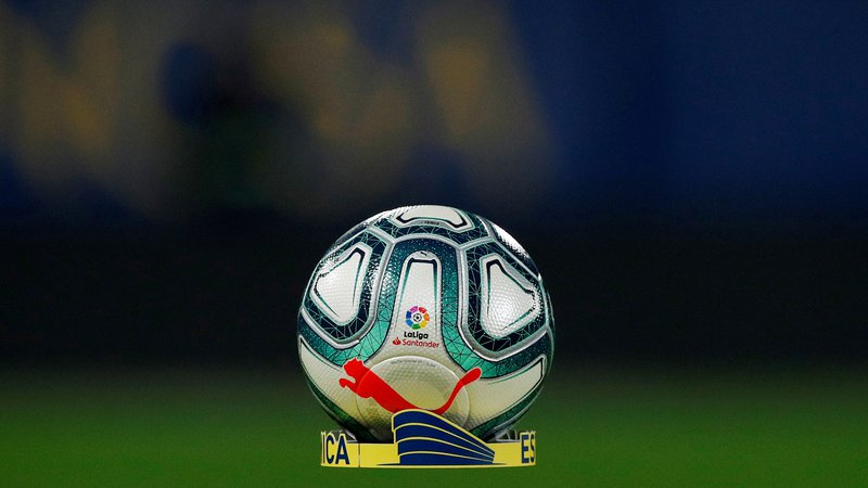 Fotografija: Konec tedna bodo oživela tudi nogometna igrišča v Španiji. FOTO: Reuters