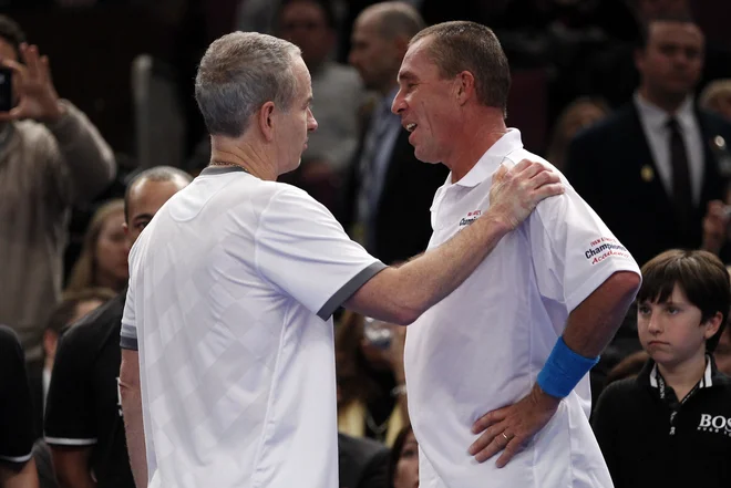 Ivan Lendl (desno) in John McEnroe sta ostala tekmeca tudi v zrelih letih na ekshibicijskih dvobojih. FOTO: Mike Segar/Reuters