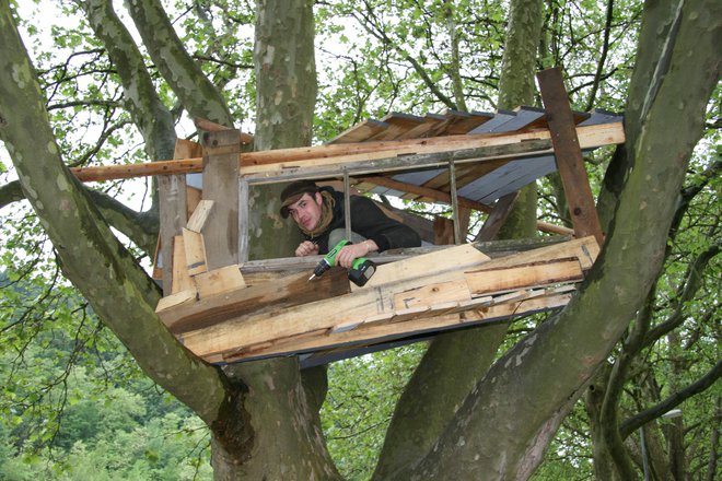 Na festivalu je leta 2008 sodeloval tudi Mark Požlep s hišico na drevesu za brezdomce na sprehajališču ob Savinji. FOTO: Brane Piano