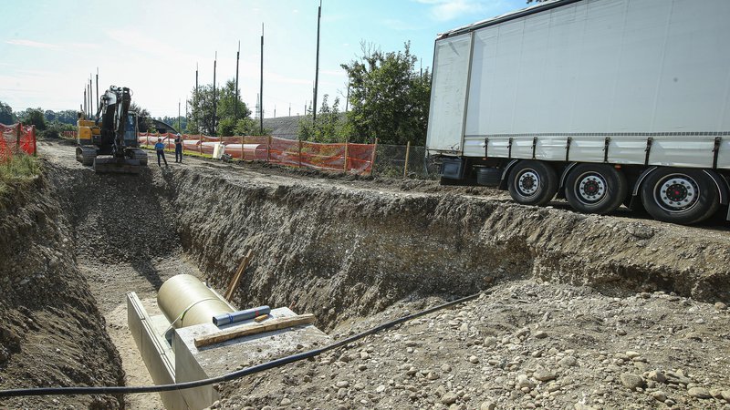 Fotografija: Kanal v betonsko kineto - ta je dodaten zaščitni ukrep za zmanjšanje vpliva morebitnega puščanja - trenutno polagajo nekaj sto metrov stran od varovane parcele. Foto Jože Suhadolnik