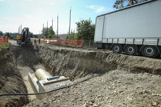 Kanal v betonsko kineto - ta je dodaten zaščitni ukrep za zmanjšanje vpliva morebitnega puščanja - trenutno polagajo nekaj sto metrov stran od varovane parcele. Foto Jože Suhadolnik