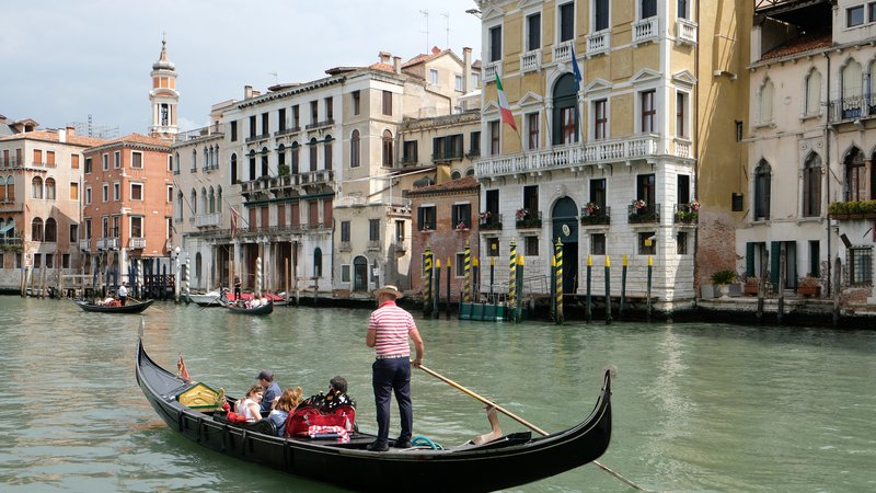 Fotografija: Benetke so že pred epidemijo naredile nekatere korake k zmanjševanju množičnega turizma. FOTO: Manuel Silvestri/ Reuters