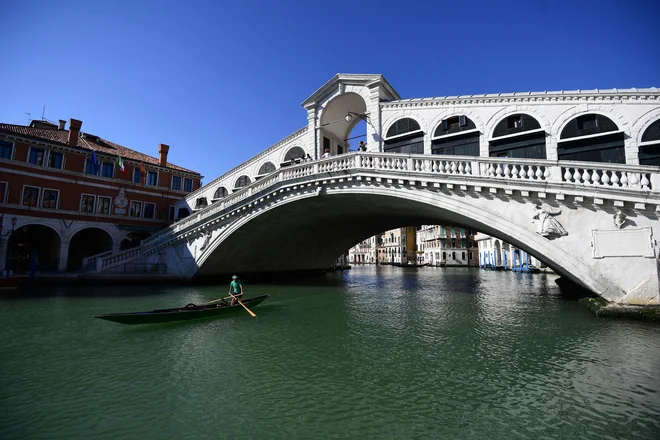 Mestne oblasti s kampanjo <em>#EnjoyRespectVenezia</em><em> </em>spodbujajo odgovorno ravnanje med obiskom Benetk.<br />
FOTO: Miguel Medina/AFP