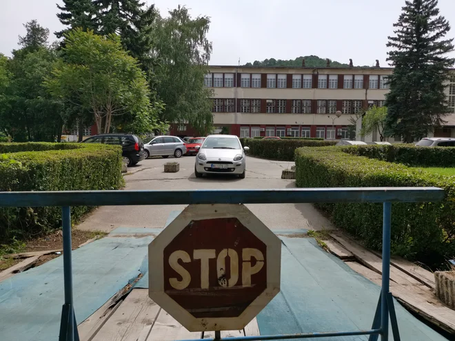 Glavni vhod v upravno zgradbo nekdanjega giganta EI Niš, v okviru katerega je delovalo kar 130 podjetij, je danes zaprt. FOTO: Milena Zupanič