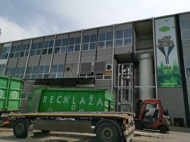 Simbolika: podjetje E-reciklaža na tovarniškem dvorišču razgrajuje naprave, ki so jih nekoč tu sestavljali. FOTO: Milena Zupanič