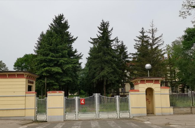 Nekoč največja vojašnica Stevana Sindjelića v Nišu, kjer je osnovne vojaške veščine pridobilo tudi veliko slovenskih fantov, je izpraznjena in zaprta. FOTO: Milena Zupanič