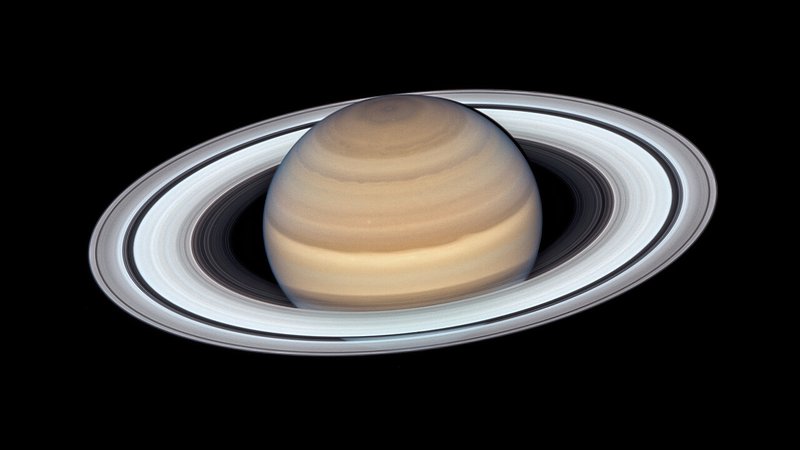Fotografija: Hubblov posnetek planeta Saturna, ki ima največ lun v osončju. FOTO: NASA, ESA, A. Simon (Goddard)