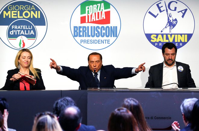 Na političnem parketu je Silvio Berlusconi (v sredini) rušil tekmece s svojo partijo Naprej Italija. FOTO: Reuters