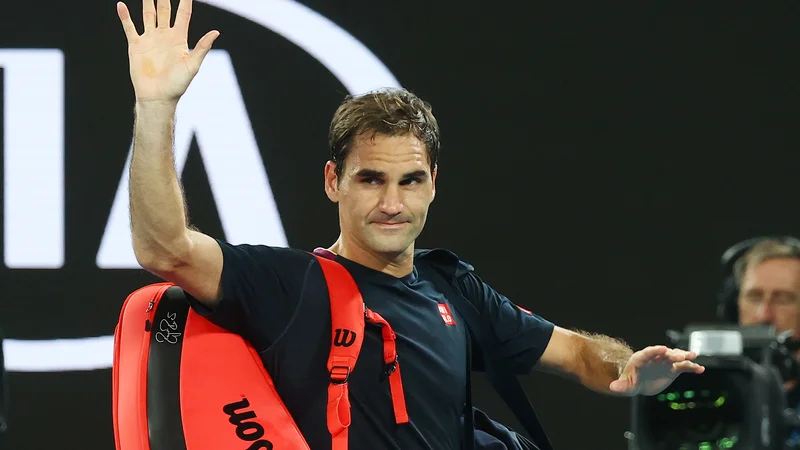 Fotografija: Zaradi artroskopije desnega kolena je zmagovalec dvajsetih največjih teniških turnirjev Roger Federer pomahal v slovo tekmovalnemu letu 2020. FOTO: Reuters