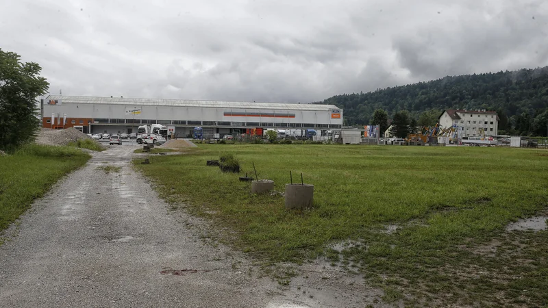 Fotografija: Severozahodni trikotnik med Celovško cesto in gorenjsko progo je degradirano območje. FOTO: Blaž Samec/Delo