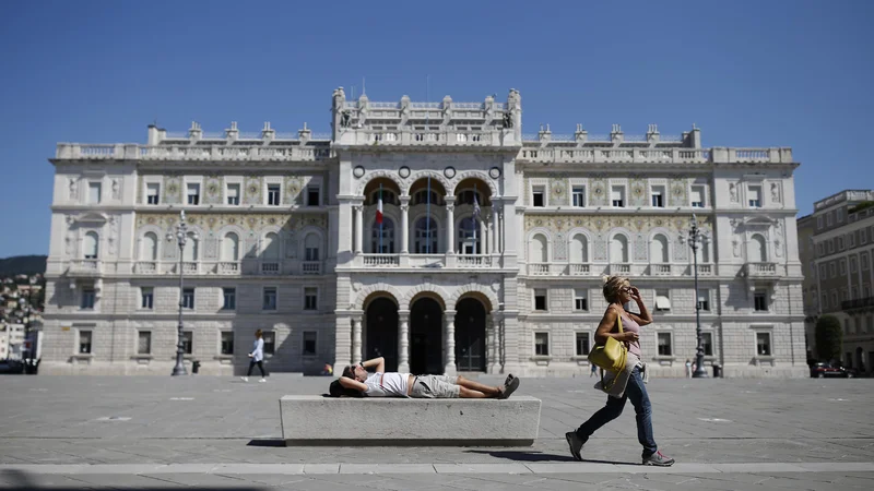 Fotografija: Morda bodo mladi Tržačani raje zrli v prihodnost, kot da bi kopali po nerešeni preteklosti. FOTO: Blaž Samec/Delo