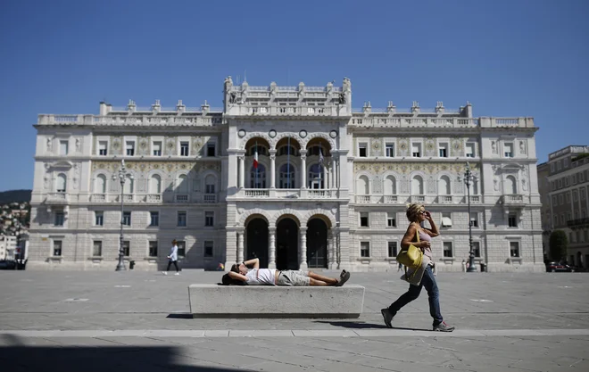 Morda bodo mladi Tržačani raje zrli v prihodnost, kot da bi kopali po nerešeni preteklosti. FOTO: Blaž Samec/Delo