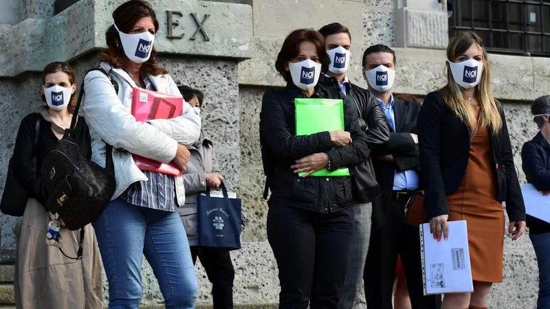 Fotografija: Člani odbora Noi denunceremo (Ovadili bomo) v večini predstavljajo svojce žrtev novega koronavirusa. Na fotografiji pred stavbo tožilstva v Bergamu. FOTO: Miguel Medina/AFP