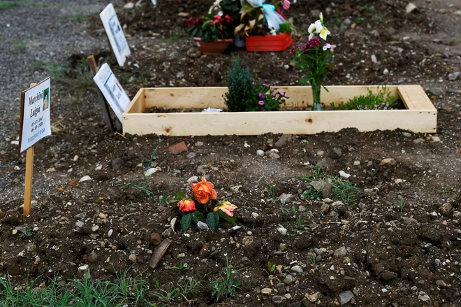 Grobovi umrlih na pokopališču Nembro v bližini Bergama. FOTO: Flavio Lo Scalzo/Reuters