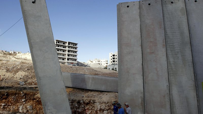 Fotografija: Naslednji korak – še pred nekaj let popolnoma nepredstavljiva izraelska priključitev Zahodnega brega – je zato in v kontekstu spremenjenih mednarodnih odnosov, kjer močnejši brez sankcij lahko počne, kar si zaželi, postal samoumeven. In neizogiben. FOTO: Ammar Awad/Reuters