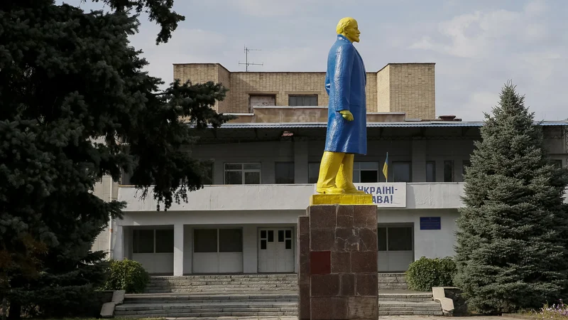 Fotografija: »No, daleč smo zašli od izhodišča, ki je bilo: slavitev Lenina, užaljenost zaradi tvita o virusu Lenina in Marxa, poklon z venci pred Kidričem …« Foto Gleb Garanich/ Reuters