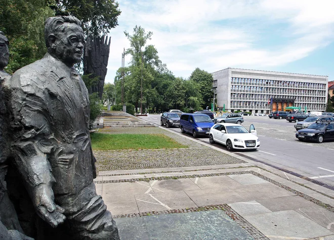 »A prepričana sem, da se bodo našli častilci, ki bodo nesli venec tudi pred bronastega Kardelja, lučaj od parlamenta, in prav verjetno tudi marsikaj napisali o historičnem pomenu podružbljanja proizvajalnih sil, saj imajo vso FDV za sabo.« Fot