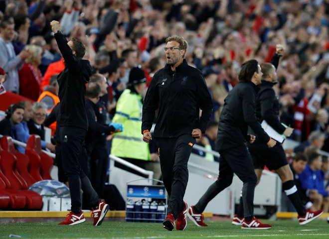 Trener Jürgen Klopp se zaveda moči, ki jo dajejo nogometašev navijači na tribunah. FOTO: Phil Noble/Reuters