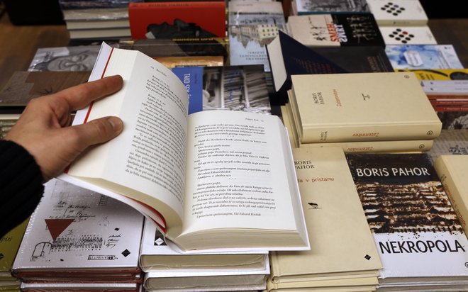 Knjigarne in knjižnice so tako kot mnoge druge institucije z odlokom zaprte in slovensko založništvo je padlo v umetno komo. FOTO: Blaž Samec