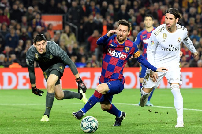 Barcelona in Real Madrid bosta bila trdo bitko za naslov. FOTO: AFP