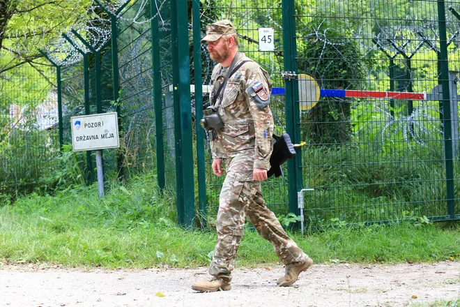 Vojaki morajo poklicati policiste, da na mjenem območju izvedejo uradni postopek. FOTO: Tomi Lombar/Delo