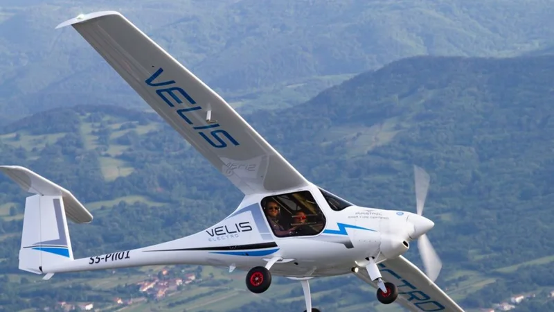 Fotografija: Velis Electro je dvosedežno letalo, namenjeno predvsem šolanju pilotov. FOTO: Pipistrel