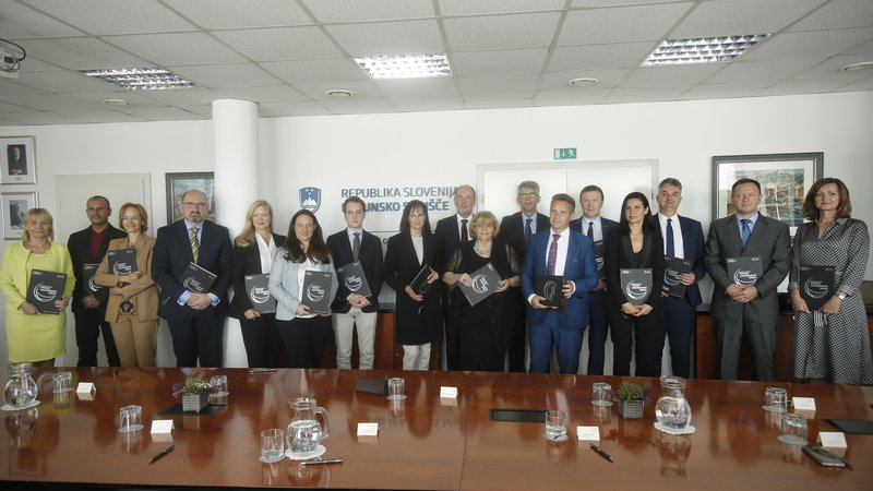 Fotografija: Krog podpisnikov sporazuma o sodelovanju v boju protu korupciji tudi v Sloveniji raste. FOTO: Jure Eržen/Delo