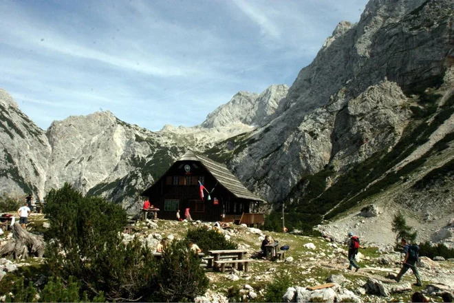 Češka koča na Spodnjih ravneh (Kamniške in Savinjske Alpe, 1542 m). FOTO: Arhiv Češke koče